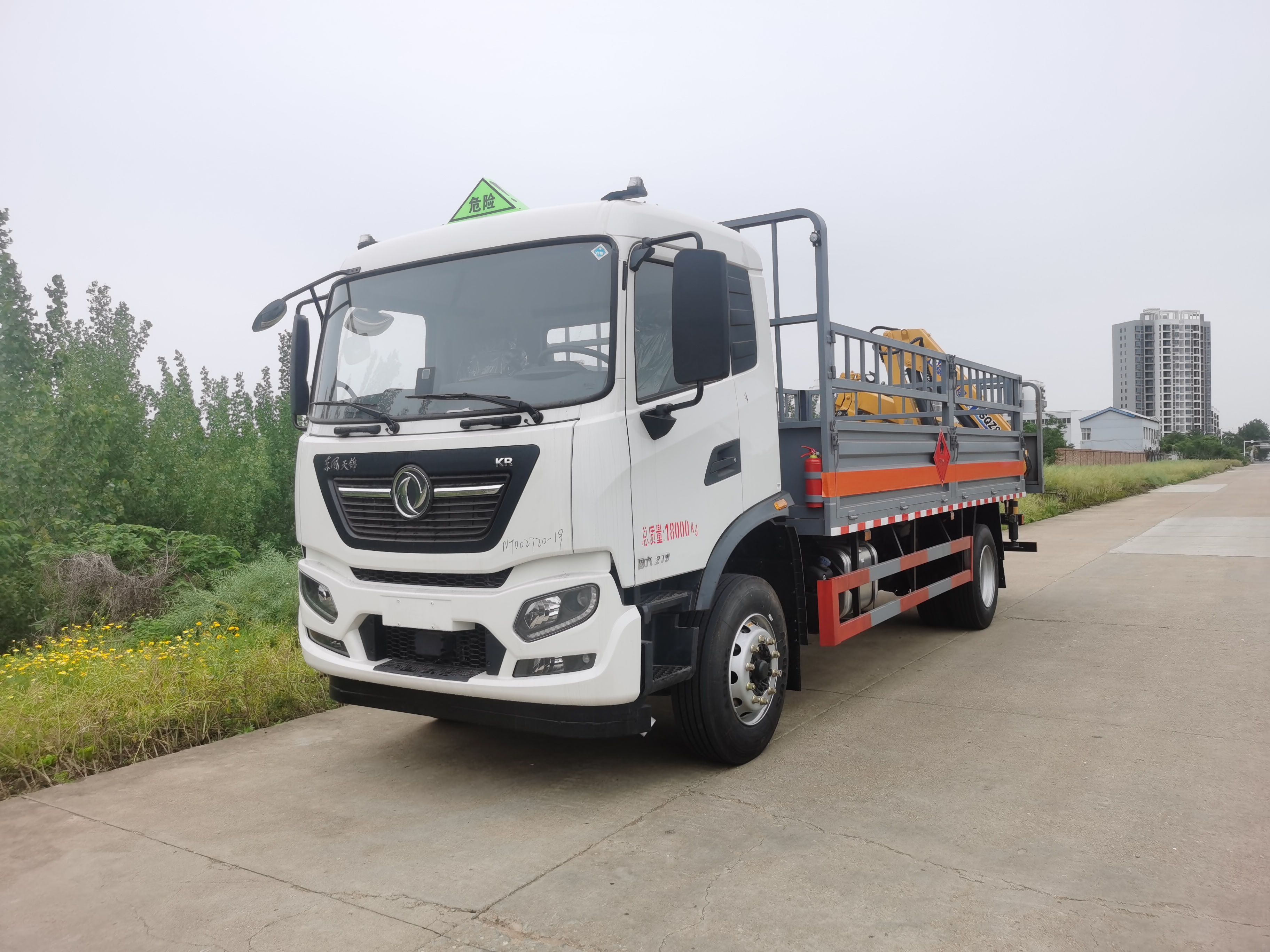 東風天錦帶吊機國六氣瓶車